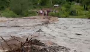 Lluvias aumentan caudal de arroyo San Benito, en Mocorito