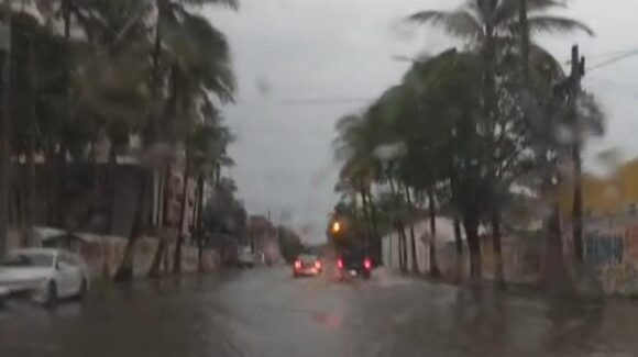 Lluvia pone a prueba las calles de Mazatlán, Sinaloa; Vialidad vigila puntos críticos y alista cierres