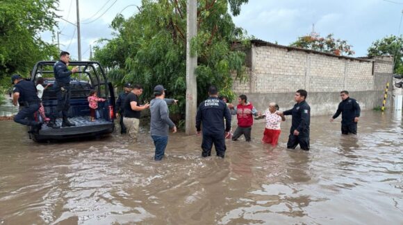 Lluvias golpean Elota, Sinaloa; activan operativo y auxilian a familia atrapada por el agua