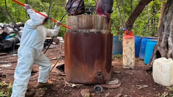 Localizan 2 laboratorios clandestinos para elaborar metanfetamina en Culiacán; aseguran casi 17 mil litros de químicos