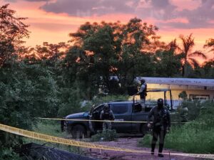 Localizan a hombre sin vida encobijado en Los Cerritos, Culiacán