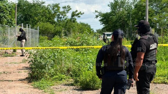Con un mensaje intimidatorio y atado con una cuerda localizan asesinado a un hombre en Aguaruto, Culiacán, Sinaloa