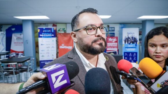 Industriales de Culiacán alzan la mano para producir botones de emergencia para comercios locales