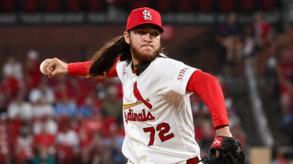 El sinaloense Luis Gastélum domina en relevo con los Cardenales de San Luis