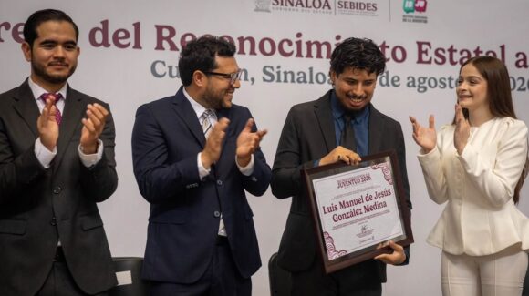 Luis Manuel González, autor del mural de 31 Minutos en Culiacán, es reconocido con el Galardón Estatal a la Juventud “Rafael Buelna Tenorio”