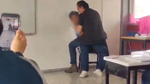 Tras ser exhibido en video actuando inapropiadamente, retiran de sus funciones a maestro de secundaria, en Guanajuato