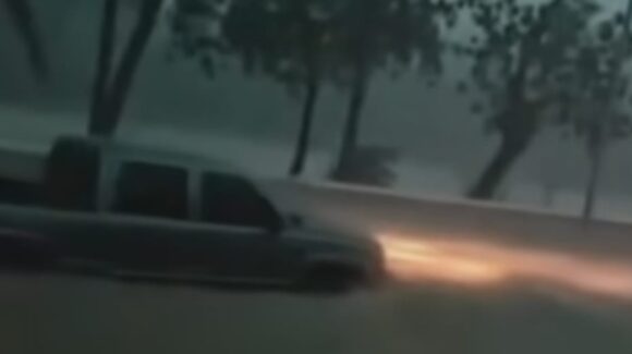 Malecón de Sinaloa de Leyva queda inundado tras intensa lluvia; videos circulan en redes sociales