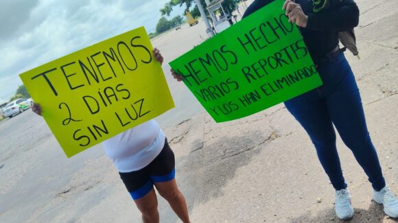 Vecinos del fraccionamiento Santa Fe en Mazatlán, Sinaloa, se manifiestan bloqueando la México 15 al sur ante falta de luz