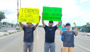 Manifestación de vecinos de Santa Fe, en Mazatlán, por falta de luz