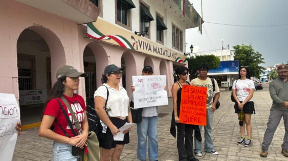 ‘No somos piezas de su ajedrez’, Mazatlán se suma a protesta contra violencia e inseguridad en Sinaloa
