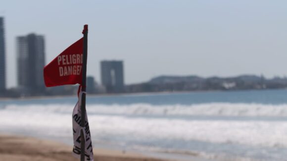 Alerta en playas de Mazatlán, Sinaloa; activan operativo especial por mar de fondo para proteger a turistas este fin de semana