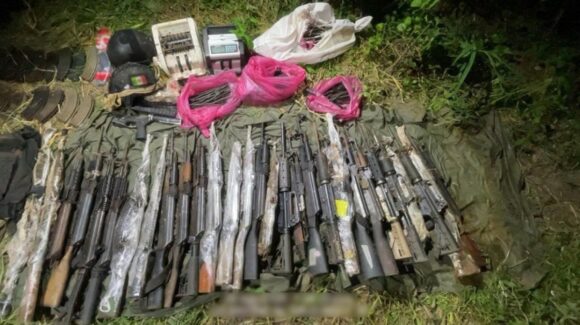 ¡Son 29 armas largas! Marina asegura arsenal, droga y equipo táctico en campamento en la zona pesquera de Rosario, Sinaloa