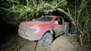 marina asegura arsenal droga y equipo tactico en campamento en la zona pesquera de rosario camioneta