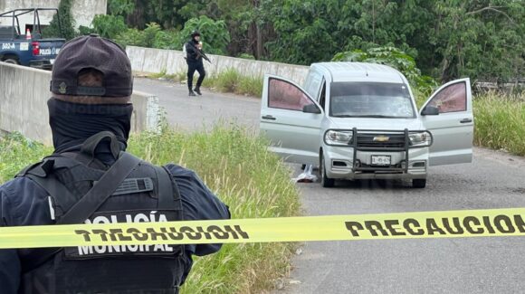 Ejecutan a balazos a un marisquero cuando viajaba en una camioneta en San Pedro, Navolato