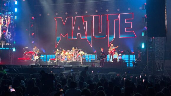 Matute hace vibrar a Los Mochis con un concierto lleno de nostalgia y energía
