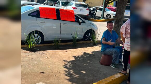Médico inicia huelga de hambre frente al hospital de Choix; exige cambio de turno laboral