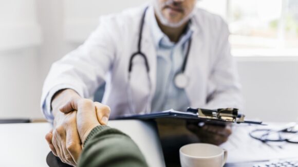 Salud Universal | Anuncian convocatoria de médicos, enfermeros y pensionados del Bienestar, para nueva red de consultorios