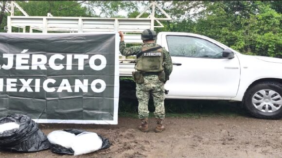 Ejército asegura 29 kilos de metanfetamina y vehículo robado en carretera Culiacán–Alcoyonqui