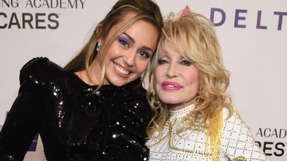 Miley Cyrus se despide de su madrina Dolly Parton
