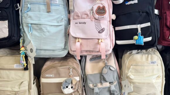 ¿Mochilas coreanas? Comerciantes revelan la tendencia entre adolescentes para el regreso a clases en Culiacán