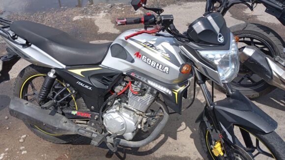Motociclista abandona mercancía y escapa tras presunto robo en tienda departamental de Mazatlán, Sinaloa