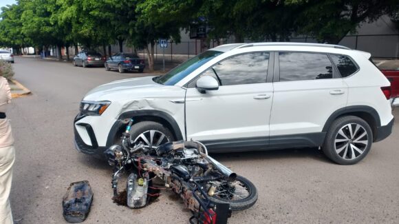 Motociclista resulta lesionado tras choque contra camioneta en Guasave, Sinaloa
