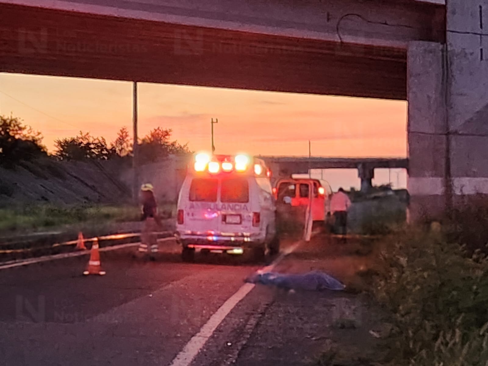 Motociclista muere tras caer del puente del trébol de Costa Rica, Culiacán