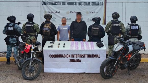 Dos motociclistas caen con armas, presunta metanfetamina y una moto robada en Rosario, Sinaloa