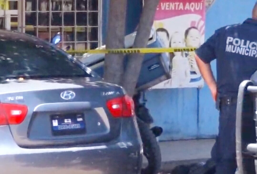 Motociclista que se dirigía a comprar medicina queda sin vida por causas desconocidas afuera de una farmacia en Jahuara 2