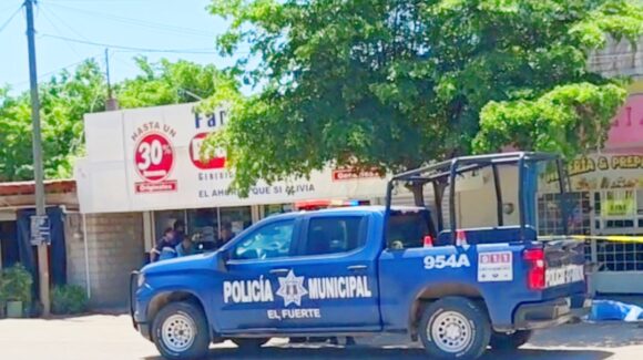 Motociclista que se dirigía a comprar medicina queda sin vida por causas desconocidas afuera de una farmacia en Jahuara 2, El Fuerte, Sinaloa