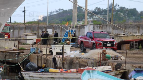 Un muerto deja explosión en el barco camaronero “Perseo” en el muelle Alfredo V. Bonfil de Mazatlán, Sinaloa