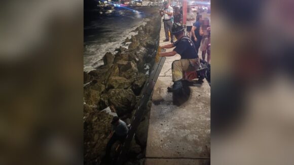 Mujer cae entre las rocas en Olas Altas, en Mazatlán; es rescatada por cuerpos de emergencia