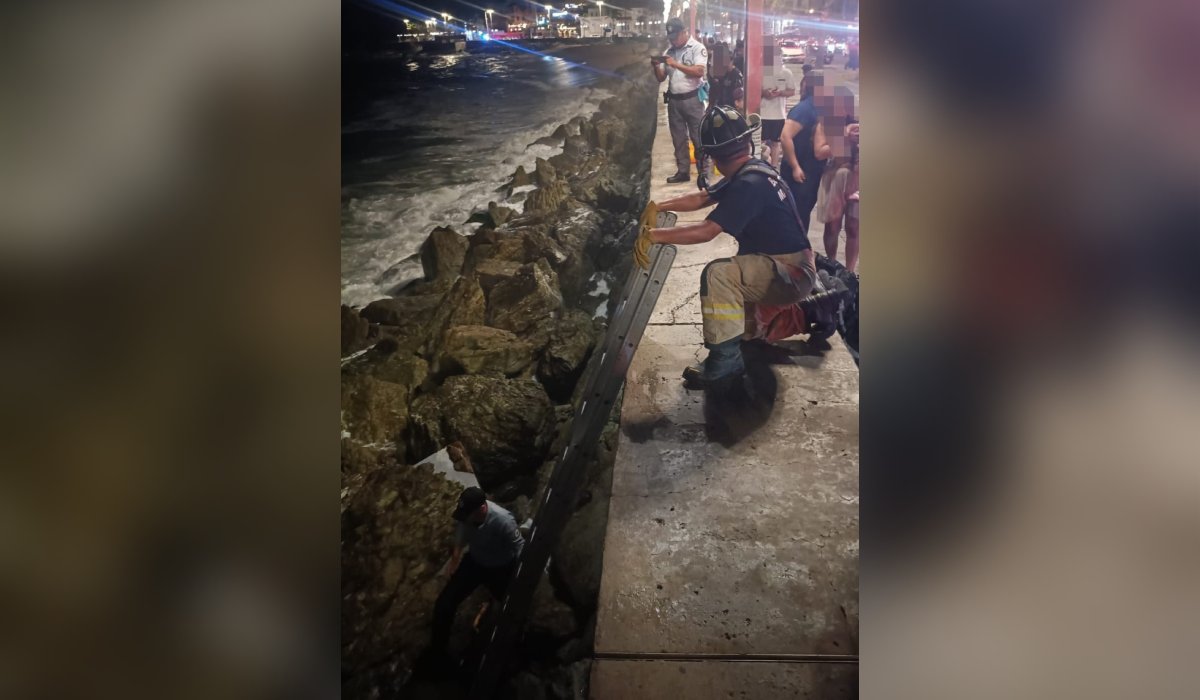 Mujer cae entre las rocas en Olas Altas, Mazatlán