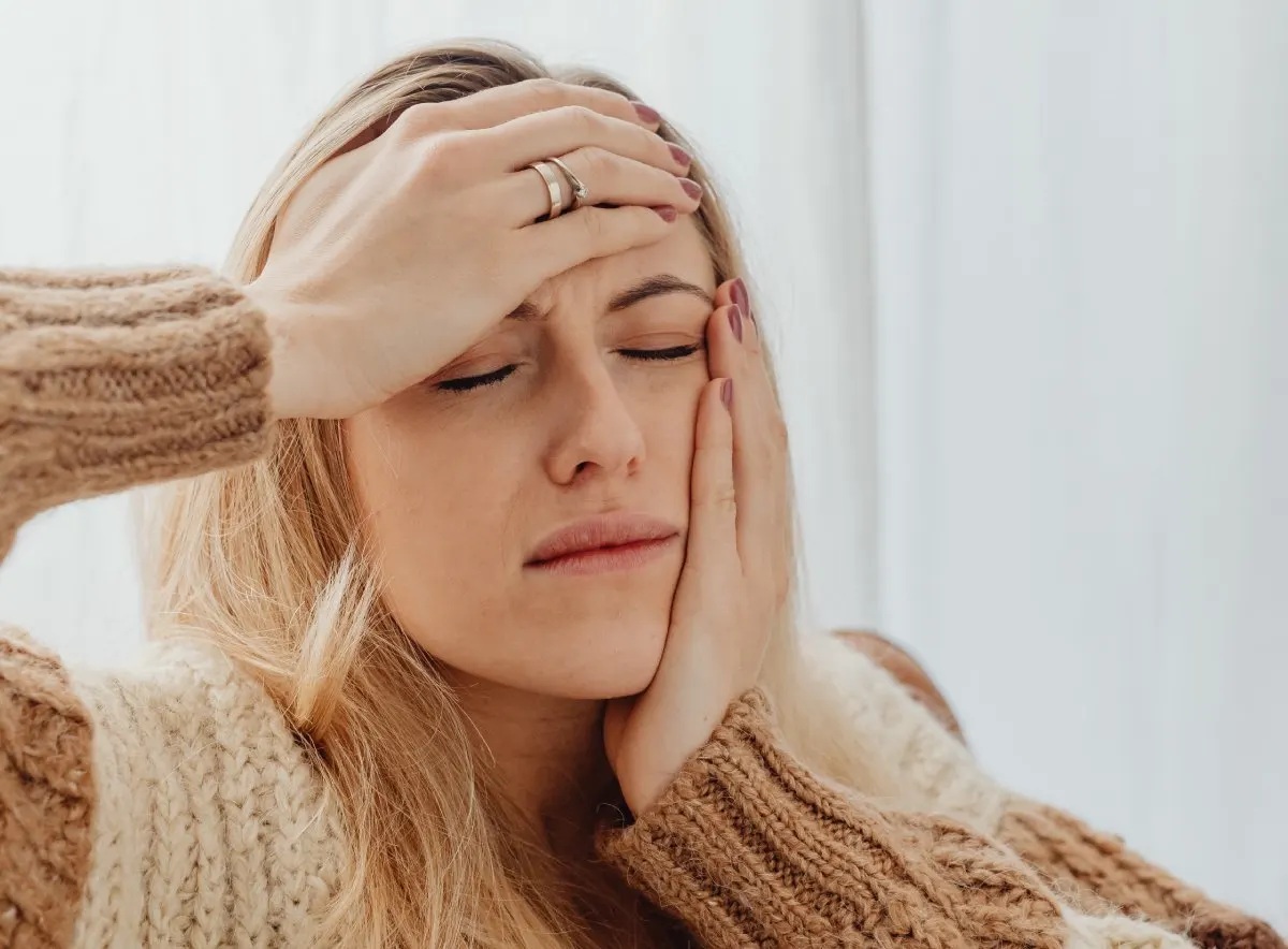 Mujer con dolor de muela