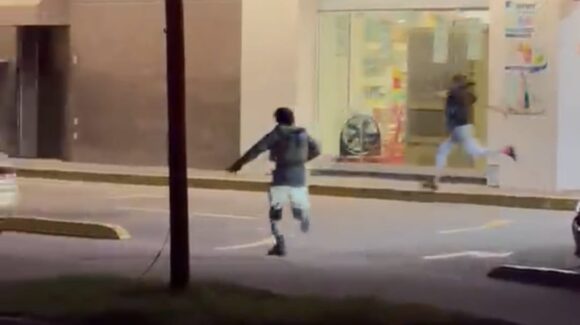 Elementos de la Guardia Nacional retienen a una mujer luego de la agresión a balazos en Los Mochis, Sinaloa