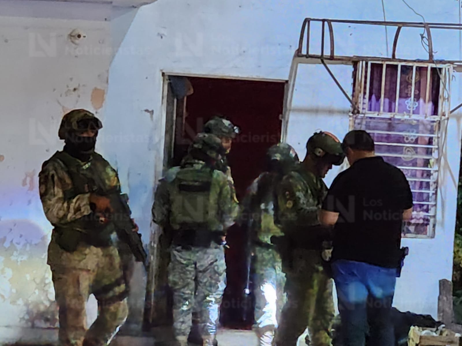 Mujer es atacada a balazos en un domicilio de Barrancos, en Culiacán