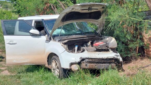 Mujer y menor resultan lesionados tras chocar contra muros de contención en la Guamúchil-Angostura