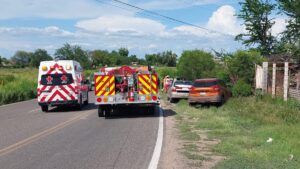 mujer y menor resultan lesionados tras chocar contra muros de contencion en la guamuchil angostura sin