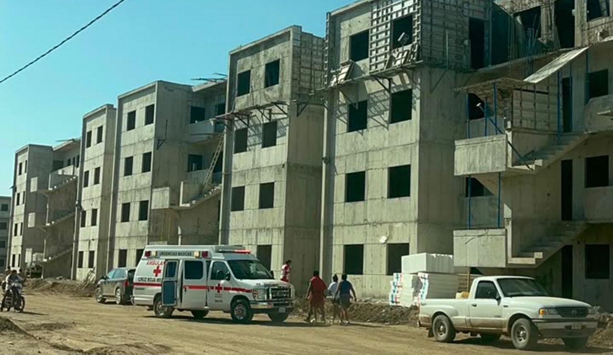 Obrero pierde la vida al caer de tercer piso de Vivienda del Bienestar, en Guasave