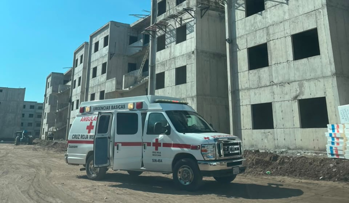 Obrero pierde la vida al caer de tercer piso de Vivienda del Bienestar, en Guasave