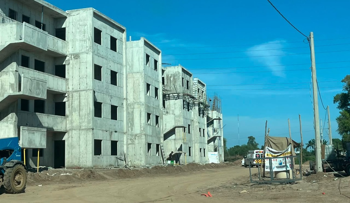 Obrero pierde la vida al caer de tercer piso de Vivienda del Bienestar, en Guasave
