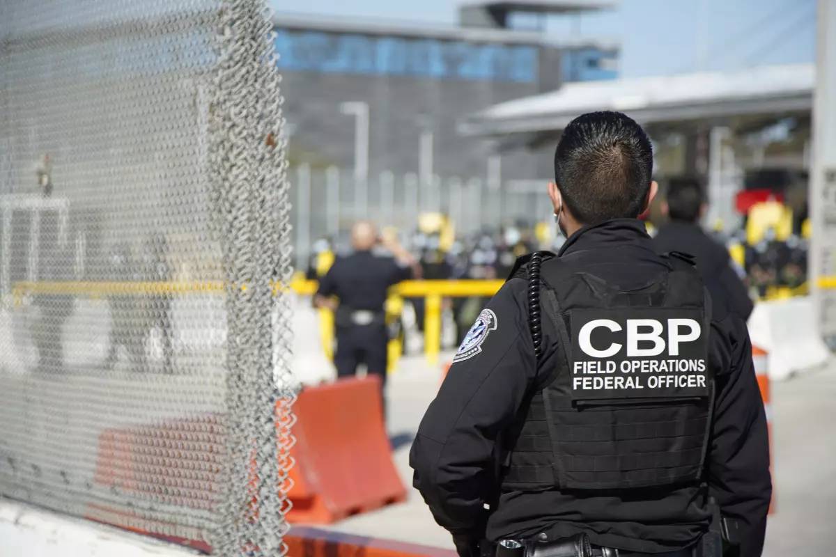 Oficial de Aduanas y Protección Fronteriza de Estados Unidos en el cruce de San Ysidro,