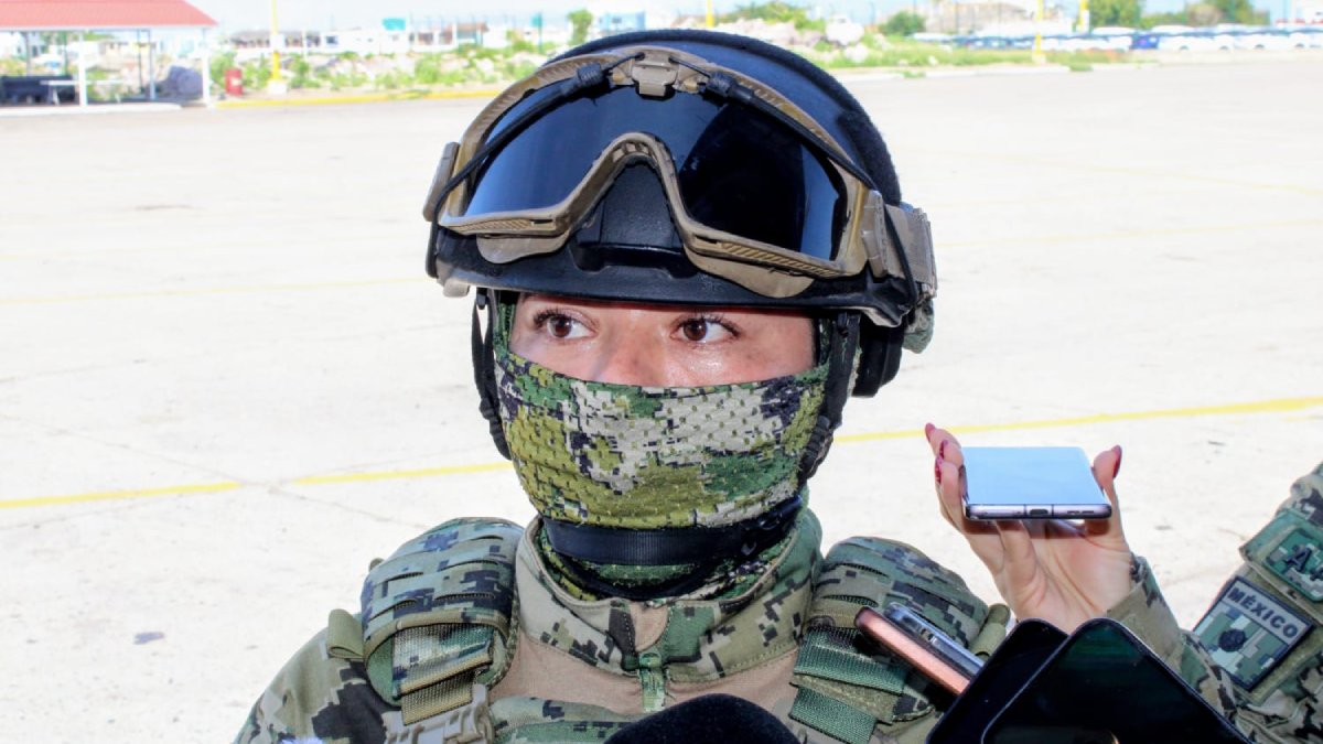 oficial naval a cargo del adiestramiento