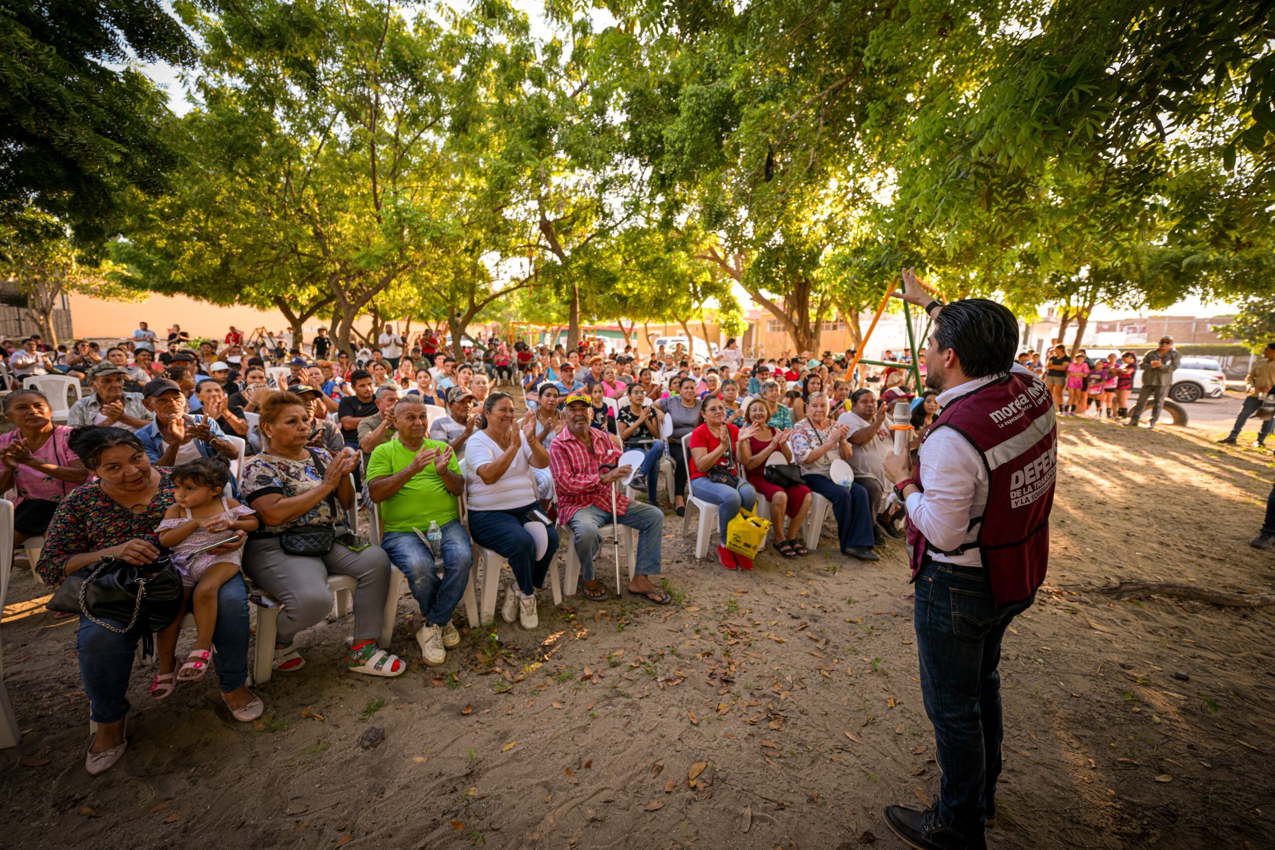 Omar López Campos escucha a necesidades de habitantes de la Isla de la Piedra, en Mazatlán