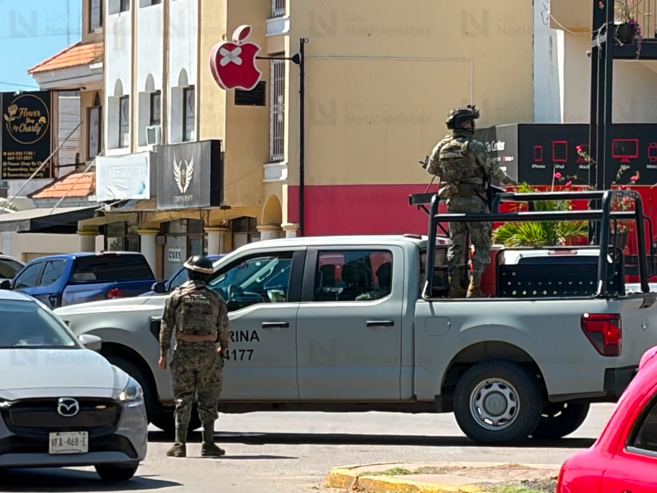 Marina y Fiscalía realizan operativo en expendio de cerveza en la colonia López Mateos, en Mazatlá