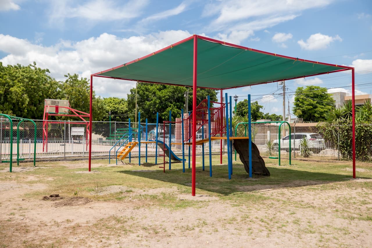 Oxxo rehabilita el parque Santa Fe en Guasave