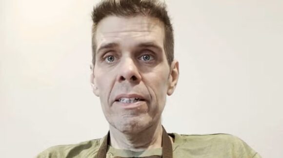 Sin ropa y con heridas presuntamente autoinfligidas, aparece el bloguero Perez Hilton en un ‘live’ de TikTok