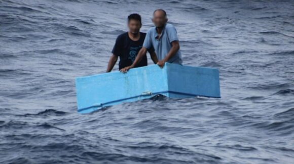 Días a la deriva mar adentro… rescatan a dos pescadores que sobrevivieron en una hielera frente a las costas de Chiapas