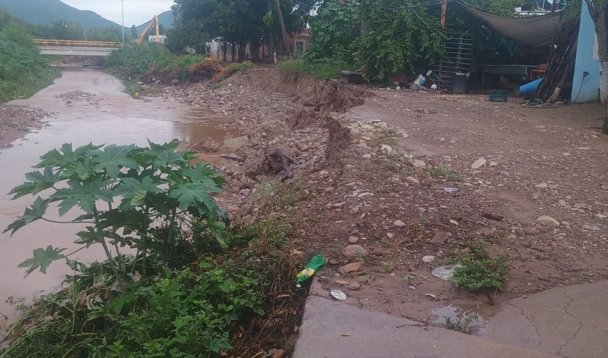 Piden vecinos de Hacienda Alameda muro de contención para evitar colapso de viviendas