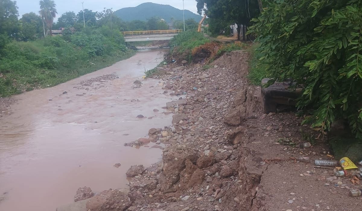 Piden vecinos de Hacienda Alameda muro de contención para evitar colapso de viviendas